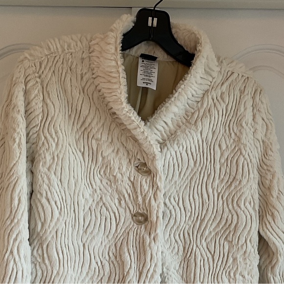 Patagonia women’s faux fur Snow Jacket - Picture 4 of 12